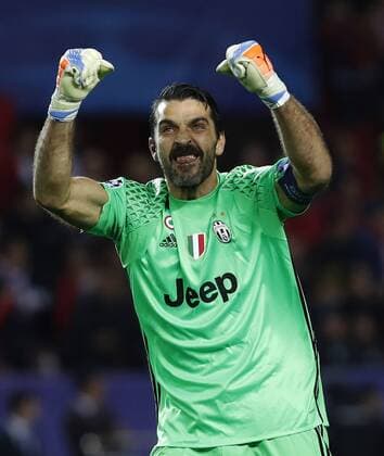 Fußball, CL, FC Sevilla - Juventus Turin Juventus goalkeeper Gianluigi Buffon celebrates the second goal of the team during the UEFA Champions League 5th round match between Sevilla and Juventus at Ramon Sanchez Pizjuan stadium in Seville, Andalusia, Spain, 22 November 2016. SEVILLA VS. JUVENTUS !ACHTUNG: NUR REDAKTIONELLE NUTZUNG!  SEV001 20161122-636154513839485147