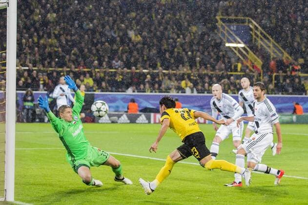 Shinji Kagawa of Borussia Dortmund scoresduring the UEFA Champions League group F match between Borussia Dortmund and Legia Warsaw on November 22, 2016 at the Signal Iduna Park stadium in Dortmund, Germany. Borussia Dortmund v Legia Warsaw UEFA Champions League 2016 2017 xVIxGerritxvanxKeulenxIVx 6629289