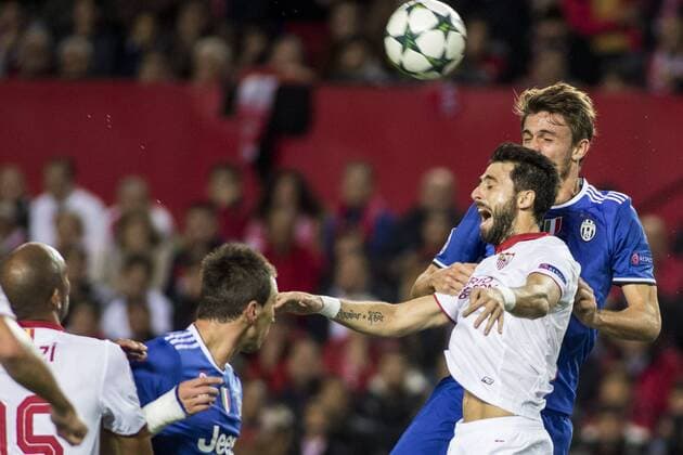 Fußball, CL, FC Sevilla - Juventus Turin November 22, 2016 - Seville, Spain - Sergio Escudero of Sevilla fights for the ball during the UEFA Champions League Group H soccer match between Sevilla FC and Juventus at Estadio Ramon Sanchez Pizjuan Soccer 2016 - Sevilla FC vs Juventus - ZUMAa142 20161122_zap_a142_014