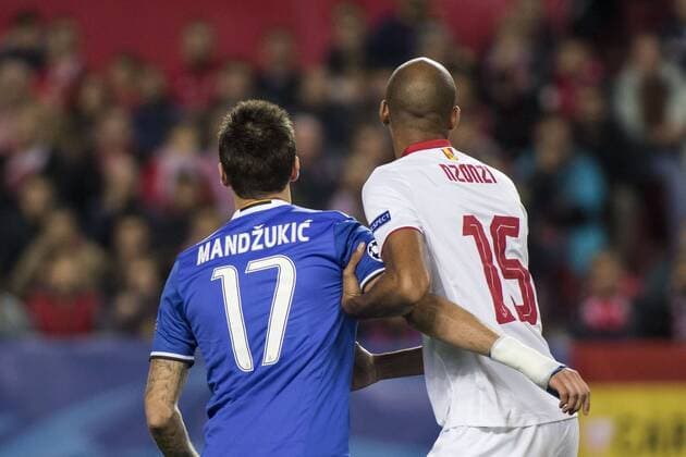 Fußball, CL, FC Sevilla - Juventus Turin November 22, 2016 - Seville, Spain - Steven N Zonzi of Sevilla (R ) fights for the ball with Mario Mandzukic of Juventus (L ) during the UEFA Champions League Group H soccer match between Sevilla FC and Juventus at Estadio Ramon Sanchez Pizjuan Soccer 2016 - Sevilla FC vs Juventus - ZUMAa142 20161122_zap_a142_015