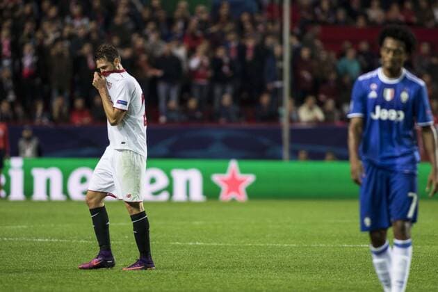 Fußball, CL, FC Sevilla - Juventus Turin November 22, 2016 - Seville, Spain - Franco Vazquez receives a red card during the UEFA Champions League Group H soccer match between Sevilla FC and Juventus at Estadio Ramon Sanchez Pizjuan Soccer 2016 - Sevilla FC vs Juventus - ZUMAa142 20161122_zap_a142_026