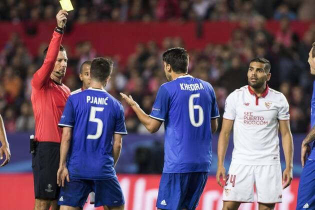 Fußball, CL, FC Sevilla - Juventus Turin November 22, 2016 - Seville, Spain - Sami Khedira of Juventus receives a yellow card during the UEFA Champions League Group H soccer match between Sevilla FC and Juventus at Estadio Ramon Sanchez Pizjuan Soccer 2016 - Sevilla FC vs Juventus - ZUMAa142 20161122_zap_a142_031