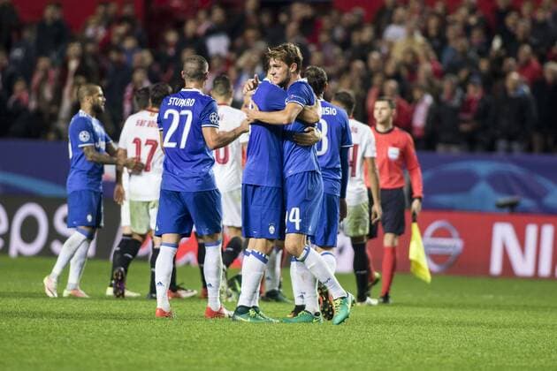 Fußball, CL, FC Sevilla - Juventus Turin November 22, 2016 - Seville, Spain - Player of Juventus celebrates after winning 1-3 the UEFA Champions League Group H soccer match between Sevilla FC and Juventus at Estadio Ramon Sanchez Pizjuan Soccer 2016 - Sevilla FC vs Juventus - ZUMAa142 20161122_zap_a142_032