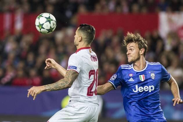 Fußball, CL, FC Sevilla - Juventus Turin November 22, 2016 - Seville, Spain - Vitolo of Sevilla (L ) vies for the ball with Claudio Marchisio of Juventus (R ) during the UEFA Champions League Group H soccer match between Sevilla FC and Juventus at Estadio Ramon Sanchez Pizjuan Soccer 2016 - Sevilla FC vs Juventus - ZUMAa142 20161122_zap_a142_037