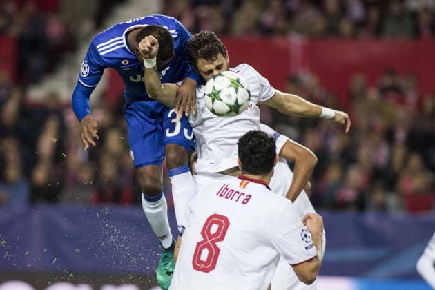 Fußball, CL, FC Sevilla - Juventus Turin November 22, 2016 - Seville, Spain - Patrice Evra of Juventus fights for the ball during the UEFA Champions League Group H soccer match between Sevilla FC and Juventus at Estadio Ramon Sanchez Pizjuan Soccer 2016 - Sevilla FC vs Juventus - ZUMAa142 20161122_zap_a142_038