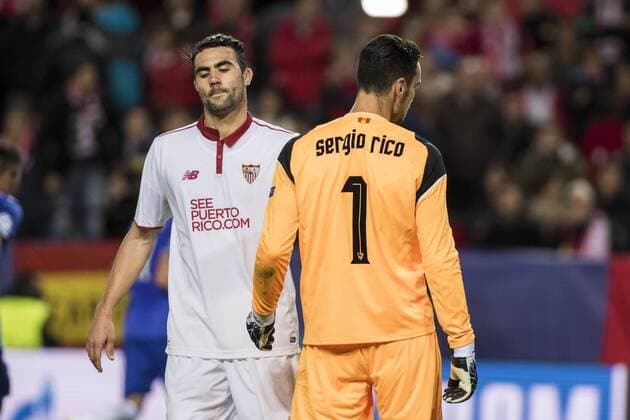 Fußball, CL, FC Sevilla - Juventus Turin November 22, 2016 - Seville, Spain - Sergio Rico ( R) and Vicente Iborra of Sevilla lamentsduring the UEFA Champions League Group H soccer match between Sevilla FC and Juventus at Estadio Ramon Sanchez Pizjuan Soccer 2016 - Sevilla FC vs Juventus - ZUMAa142 20161122_zap_a142_040