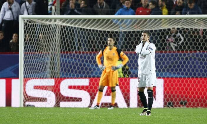 Fußball, CL, FC Sevilla - Juventus Turin Fußball 2016 2017 Champions League match played between FC Sevilla and Juventus Turin In this picture, Sergio Rico and Escudero. xRamonxNavarrox 