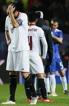 Fußball, CL, FC Sevilla - Juventus Turin Sevilla s midfielder Vicente Iborra (L) reacts after the UEFA Champions League 5th round match between Sevilla and Juventus at Ramon Sanchez Pizjuan stadium in Seville, Andalusia, Spain, 22 November 2016. SEVILLA VS. JUVENTUS !ACHTUNG: NUR REDAKTIONELLE NUTZUNG!  SEV001 20161122-636154531304830031