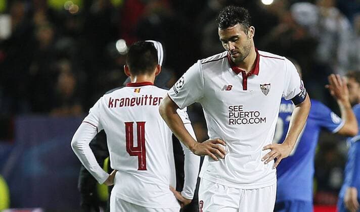 Fußball, CL, FC Sevilla - Juventus Turin Sevilla s midfielder Vicente Iborra (L) reacts after the UEFA Champions League 5th round match between Sevilla and Juventus at Ramon Sanchez Pizjuan stadium in Seville, Andalusia, Spain, 22 November 2016. SEVILLA VS. JUVENTUS !ACHTUNG: NUR REDAKTIONELLE NUTZUNG!  SEV001 20161122-636154533176206031