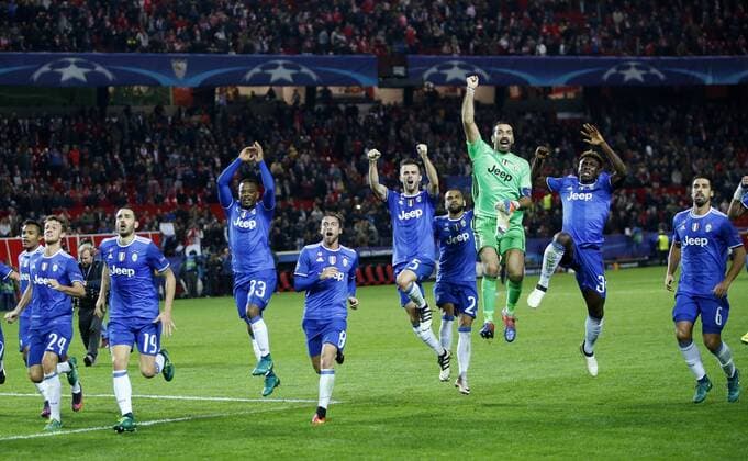 Fußball, CL, FC Sevilla - Juventus Turin Fußball 2016 2017 Champions League match played between FC Sevilla and Juventus Turin In this picture, Juventus players celebrate victory. xRAMONxNAVARROx 