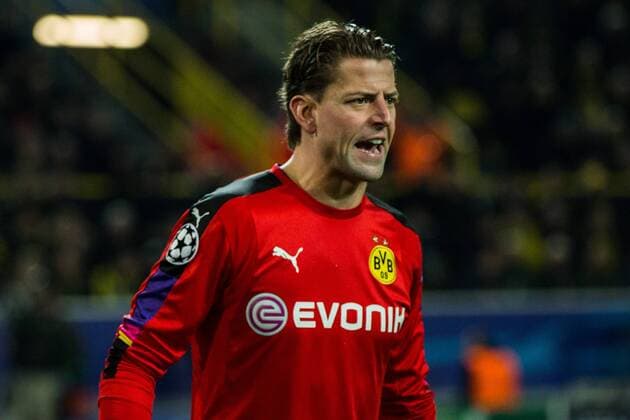 GER, Champions League, Borussia Dortmund vs Legia Warschau 22.11.2016, Signal Iduna Park, Dortmund, GER, Champions League, Borussia Dortmund vs Legia Warschau, im Bild picture shows: Roman Weidenfeller (BVB 1) kehrt zurück in das Tor des BVB, nordphotox xRauch