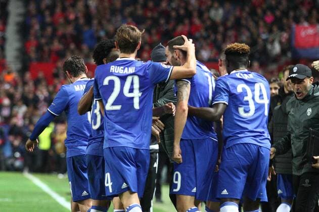 Fußball, CL, FC Sevilla - Juventus Turin November 22, 2016 - Sevilla, Spain - Juventus defender Leonardo Bonucci (19) celebrates with his teammates after scoring his goal during the Uefa Champions League group stage football match n.5 SEVILLA - JUVENTUS on 22 11 2016 at the Stadio Ramon Sanchez-Pizjuan in Sevilla, Spain. Sevilla FC v Juventus - UEFA Champions League  - ZUMAn230 20161122_zaa_n230_320