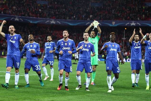 Fußball, CL, FC Sevilla - Juventus Turin November 22, 2016 - Sevilla, Spain - Juventus team celebrates victory after the Uefa Champions League group stage football match n.5 SEVILLA - JUVENTUS on 22 11 2016 at the Stadio Ramon Sanchez-Pizjuan in Sevilla, Spain. Sevilla FC v Juventus - UEFA Champions League  - ZUMAn230 20161122_zaa_n230_325