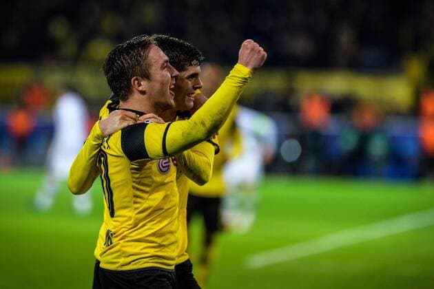 Felix Passlack (Borussia Dortmund 30) und Christian Pulisic (Borussia Dortmund 22) beim Torjubel nach dem Treffer zum 7:3 beim Champions League Spiel zwischen Borussia Dortmund und Legia Warschau am 22.11.2016 Dortmund Copyright: xSchuelerx xEibnerx-xPressefotox EP_JSE