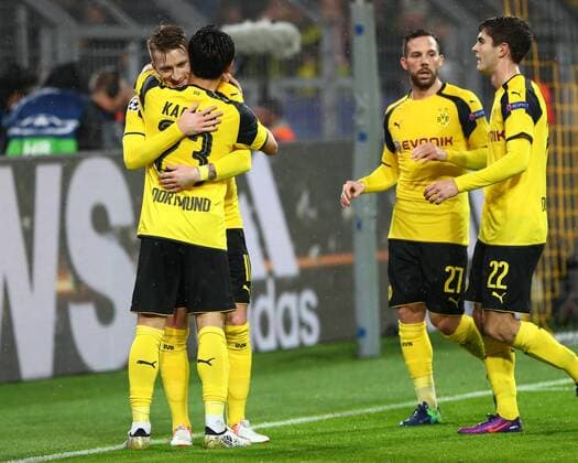 Dienstag 22.11.2016, Saison 2016 2017, UEFA Champions League, Vorrunde Gruppenphase, 5. Spieltag im Dortmunder Signal Iduna Park, BVB 09 Borussia Dortmund - Legia Warschau 8:4, Dortmunder Torjubel zum 5:1: Shinji Kagawa (BVB) und Marco Reus (BVB), Gonzalo Castro (BVB), Christian Pulisic (BVB), v.l.