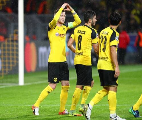 Dienstag 22.11.2016, Saison 2016 2017, UEFA Champions League, Vorrunde Gruppenphase, 5. Spieltag im Dortmunder Signal Iduna Park, BVB 09 Borussia Dortmund - Legia Warschau 8:4, Dortmunder Torjubel zum 5:1: Marco Reus formt ein Herz, Nuri Sahin (BVB) und Shinji Kagawa (BVB), v.l.