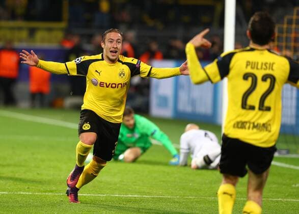 Dienstag 22.11.2016, Saison 2016 2017, UEFA Champions League, Vorrunde Gruppenphase, 5. Spieltag im Dortmunder Signal Iduna Park, BVB 09 Borussia Dortmund - Legia Warschau 8:4, Dortmunder Torjubel zum 7:3: Torschütze Felix Passlack (BVB) mit Christian Pulisic (BVB), v.l.