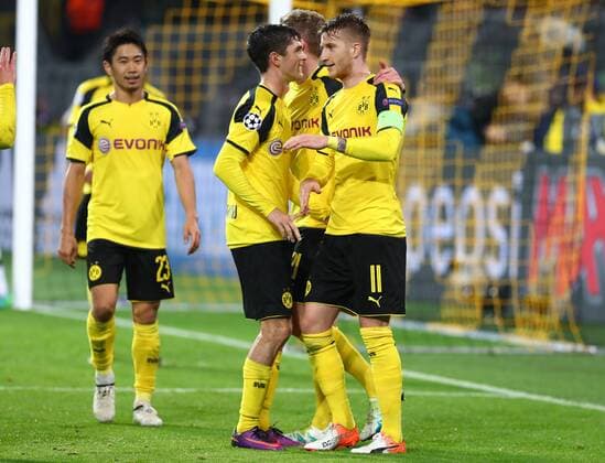 Dienstag 22.11.2016, Saison 2016 2017, UEFA Champions League, Vorrunde Gruppenphase, 5. Spieltag im Dortmunder Signal Iduna Park, BVB 09 Borussia Dortmund - Legia Warschau 8:4, Dortmunder Torjubel zum 8:4: Shinji Kagawa (BVB), Christian Pulisic (BVB), Matthias Ginter (BVB) und Marco Reus (BVB), v.l.