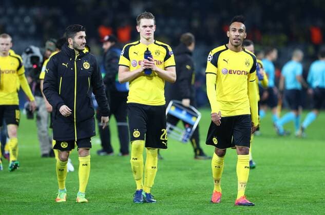 Dienstag 22.11.2016, Saison 2016 2017, UEFA Champions League, Vorrunde Gruppenphase, 5. Spieltag im Dortmunder Signal Iduna Park, BVB 09 Borussia Dortmund - Legia Warschau 8:4, Jubel der Dortmunder Spieler nach Abpfiff vor der Fankurve: Nuri Sahin (BVB), Matthias Ginter (BVB) und Pierre-Emerick Aubameyang (BVB), v.l.