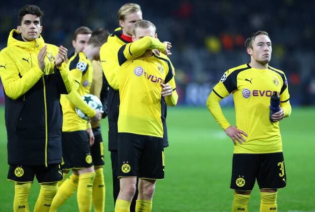 Dienstag 22.11.2016, Saison 2016 2017, UEFA Champions League, Vorrunde Gruppenphase, 5. Spieltag im Dortmunder Signal Iduna Park, BVB 09 Borussia Dortmund - Legia Warschau 8:4, Jubel der Dortmunder Spieler nach Abpfiff vor der Fankurve: Marc Bartra (BVB), Sebastian Rode (BVB) und Felix Passlack (BVB), v.l.