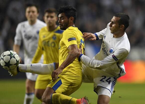 Fußball, CL, FC Kopenhagen - FC Porto Jesus Corona, FC Porto, Youssef Toutouh, FC Kobenhavn, FCK 20161122, Copenhagen, Denmark: Fodbold Champions League group play FC Copenhagen - FC Porto: Jesus Corona, FC Porto, Youssef Toutouh, FC Kobenhavn, FCK