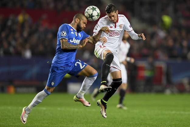 Fußball, CL, FC Sevilla - Juventus Turin Sevilla, Spanien: Dani Alves, Sergio Escudero - Fussball, Champions League, FC Sevilla vs. Juventus Turin  xCristobalxDuenasx xChampionsxLeague,2016,xSevillaxFCx-xJuventusx