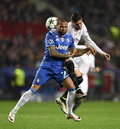 Fußball, CL, FC Sevilla - Juventus Turin Sevilla, Spanien: Ddani Alves, Sergio Escudero - Fussball, Champions League, FC Sevilla vs. Juventus Turin  xCristobalxDuenasx xChampionsxLeague,2016,xSevillaxFCx-xJuventusx