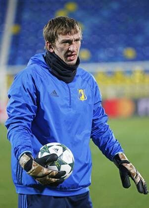 ROSTOV-ON-DON, RUSSIA - NOVEMBER 22, 2016: FC Rostov s goalkeeper Ivan Komissarov during a training session ahead of a UEFA Champions League Group D Round 5 football match against Bayern Munich. The game is scheduled for November 23, 2016. Valery Matytsin TASS  TS038777