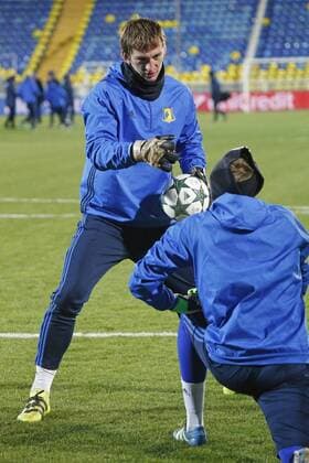 ROSTOV-ON-DON, RUSSIA - NOVEMBER 22, 2016: FC Rostov s goalkeeper Ivan Komissarov during a training session ahead of a UEFA Champions League Group D Round 5 football match against Bayern Munich. The game is scheduled for November 23, 2016. Valery Matytsin TASS  TS038779