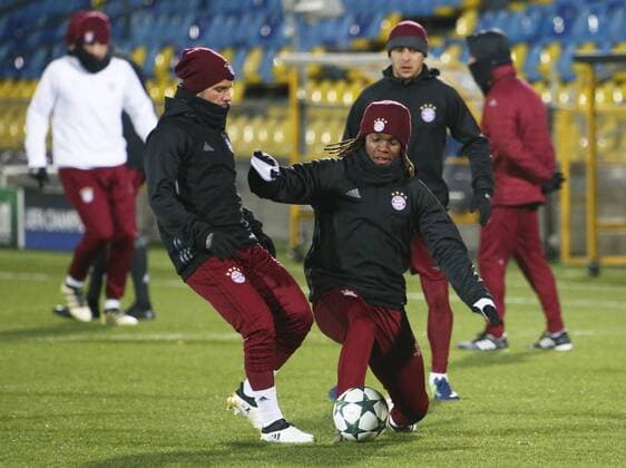 ROSTOV-ON-DON, RUSSIA - NOVEMBER 22, 2016: Bayern Munich s Renato Sanches (R front) in a training session ahead of a UEFA Champions League Group D football match against FC Rostov. Valery Matytsin TASS  TS0387DE