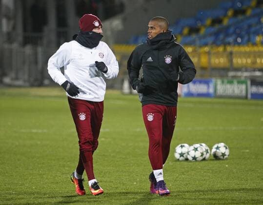 ROSTOV-ON-DON, RUSSIA - NOVEMBER 22, 2016: Bayern Munich s Franck Ribery (L) and Douglas Costa in a training session ahead of a UEFA Champions League Group D football match against FC Rostov. Valery Matytsin TASS  TS0387D5
