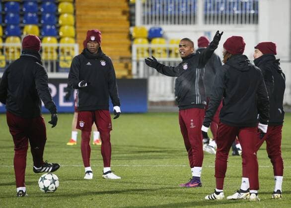 ROSTOV-ON-DON, RUSSIA - NOVEMBER 22, 2016: Bayern Munich s David Alaba (2nd L) and Douglas Costa (3rd R) in a training session ahead of a UEFA Champions League Group D football match against FC Rostov. Valery Matytsin TASS  TS0387D6
