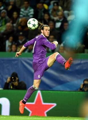 LISBON, Nov. 22, 2016 -- Real Madrid s Gareth Bale passes the ball during the UEFA Champions League Group F soccer match between Sporting CP and Real Madrid CF at Alvalade stadium in Lisbon, Portugal, Nov. 22, 2016. Real Madrid won 2-1. )(wll) (SP)PORTUGAL-LISBON-SOCCER-UEFA CHAMPIONS LEAGUE-SPORTING CP VS REAL MADRID ZhangxLiyun 