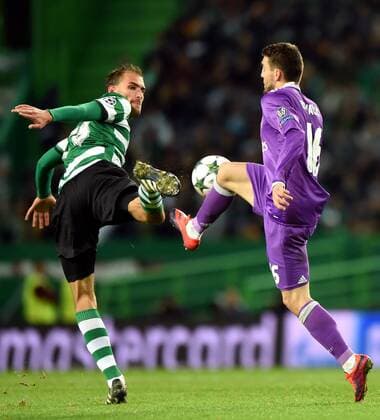 LISBON, Nov. 22, 2016 -- Real Madrid s Mateo Kovacic(R) vies with Sporting CP s Bas Dost during the UEFA Champions League Group F soccer match between Sporting CP and Real Madrid CF at Alvalade stadium in Lisbon, Portugal, Nov. 22, 2016. Real Madrid won 2-1. )(wll) (SP)PORTUGAL-LISBON-SOCCER-UEFA CHAMPIONS LEAGUE-SPORTING CP VS REAL MADRID ZhangxLiyun 