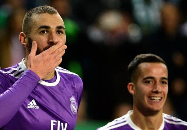 LISBON, Nov. 22, 2016 -- Real Madrid s Karim Benzema(L) celebrates scoring during the UEFA Champions League Group F soccer match between Sporting CP and Real Madrid CF at Alvalade stadium in Lisbon, Portugal, Nov. 22, 2016. Real Madrid won 2-1. )(wll) (SP)PORTUGAL-LISBON-SOCCER-UEFA CHAMPIONS LEAGUE-SPORTING CP VS REAL MADRID ZhangxLiyun 
