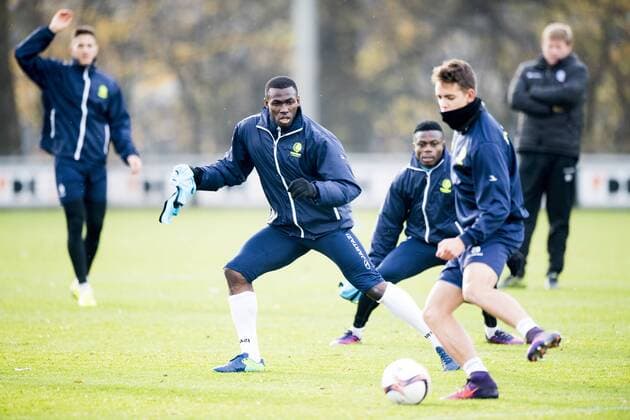 Fußball, EL, Training KAA Gent Gent s Anderson Esiti, Gent s Moses Simon and Gent s Siebe Horemans fight for the ball during a training session of Belgian soccer team KAA Gent, Wednesday 23 November 2016, in Gent. Tomorrow Gent is playing the fifth game of the group stage of the Europa League competition against Portuguese team SC Braga, in the grou^p H. JASPERxJACOBS  x04981072x