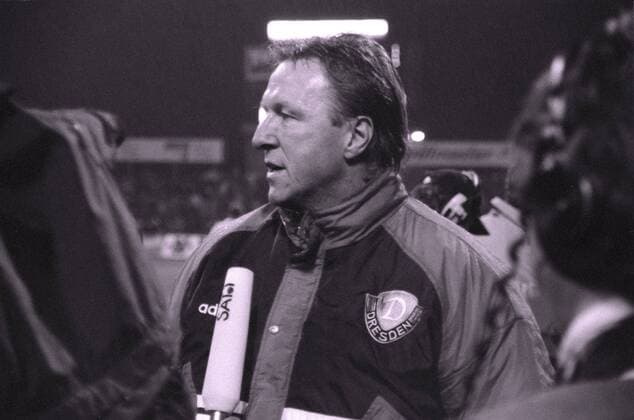 Fußball, 1. Bundesliga, 17. Spieltag, 26.11.1994, SG Dynamo Dresden - Karlsruher SC, Rudolf-Harbig-Stadion, Dresden. Dynamos Trainer Horst Hrubesch. RM001