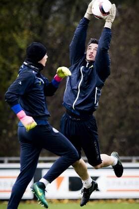 Fußball, EL, Training KAA Gent Gent s goalkeeper Jacob Rinne and Gent s goalkeeper Yannick Thoelen fight for the ball during a training session of Belgian soccer team KAA Gent, Wednesday 23 November 2016, in Gent. Tomorrow Gent is playing the fifth game of the group stage of the Europa League competition against Portuguese team SC Braga, in the grou^p H. JASPERxJACOBS  x04981113x