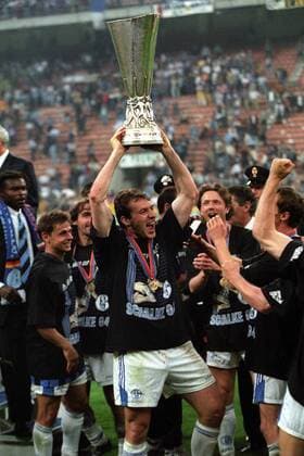 FC Schalke 04, UEFA Cup Sieger 1996 1997, Marc Wilmots präsentiert die Trophäe