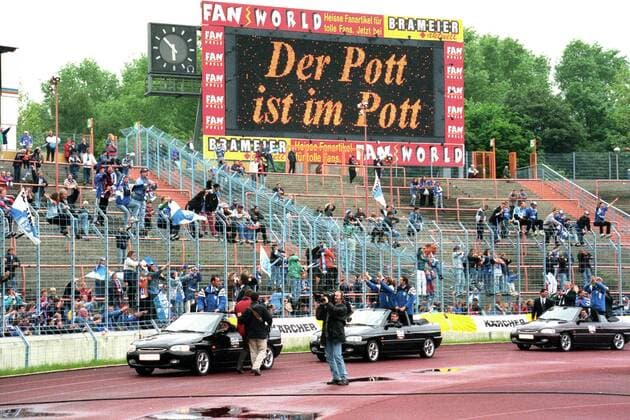 Fußball, FC Schalke 04, UEFA-Pokal Sieger 1997 FC Schalke 04, UEFA Cup Sieger 1996 1997, Anzeigetafel im Stadion - Der Pott ist im Pott