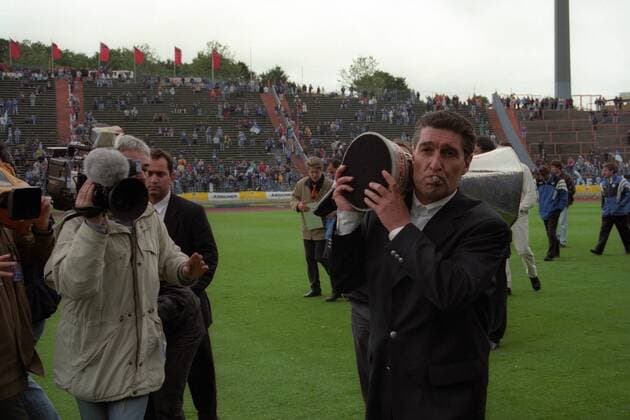 Fußball, FC Schalke 04, UEFA-Pokal Sieger 1997 FC Schalke 04, UEFA Cup Sieger 1996 1997, Manager Rudi Assauer trägt die Trophäe lässig auf der Schulter