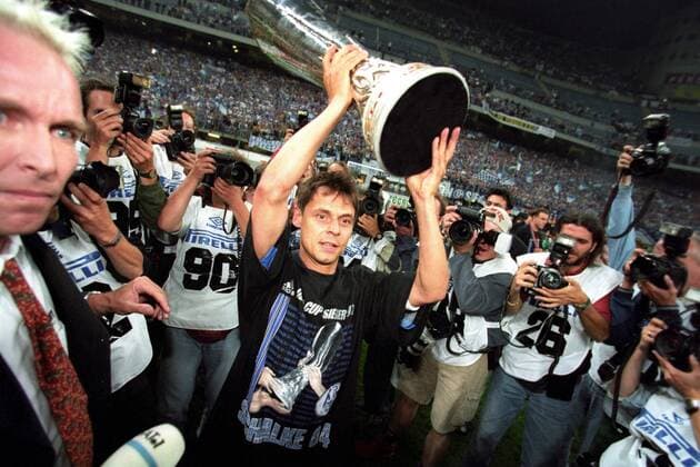 FC Schalke 04, UEFA Cup Sieger 1996 1997, Olaf Thon präsentiert die Trophäe