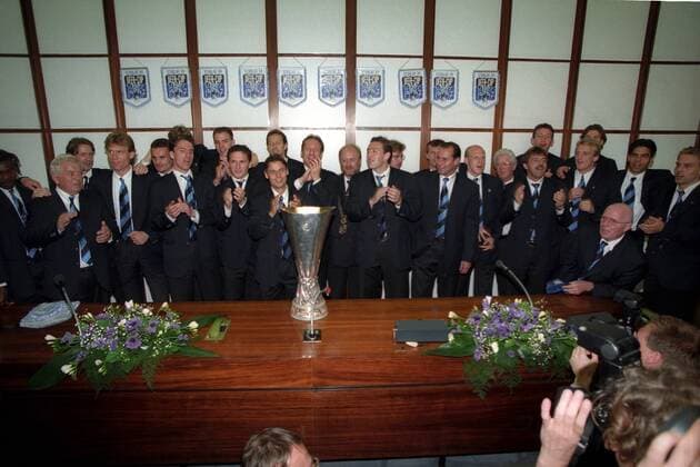 FC Schalke 04, UEFA Cup Sieger 1996 1997, hier das Team im Hans Sachs Haus in Gelsenkirchen hinter der Trophäe