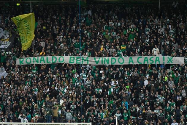 UEFA Champions League Portugal, Lisbon,Nov 22,2016 - SPORTING-REAL MADRID - Sporting fans in action during UEFA Champions League football match between Sporting and Real Madrid, in Lisbon, Portugal.  Copyright: BrunoxdexCarvalho