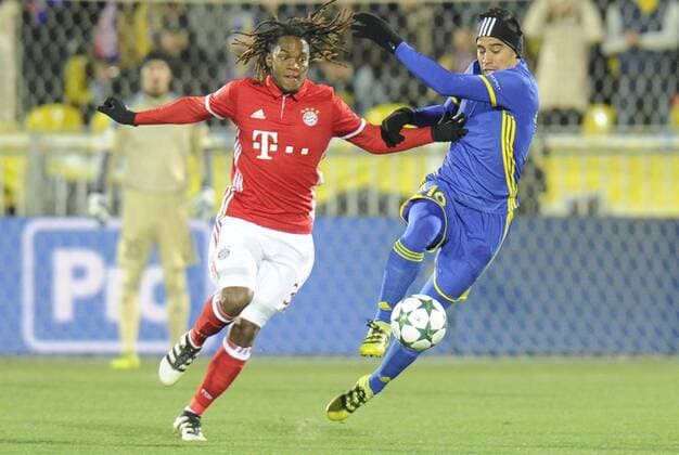Bilder des Tages - SPORT ROSTOV-ON-DON, RUSSIA - NOVEMBER 23, 2016: FC Bayern Munich s Renato Sanches (L) and FC Rostov s Christian Noboa struggle for the ball in their 2016 17 UEFA Champions League Group D Round 5 football match at the Olimp-2 Stadium. Valery Matytsin TASS  TS0389B5