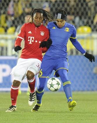 ROSTOV-ON-DON, RUSSIA - NOVEMBER 23, 2016: FC Bayern Munich s Renato Sanches and FC Rostov s Christian Noboa struggle for the ball in their 2016 17 UEFA Champions League Group D Round 5 football match at the Olimp-2 Stadium. Valery Matytsin TASS  TS0389B7