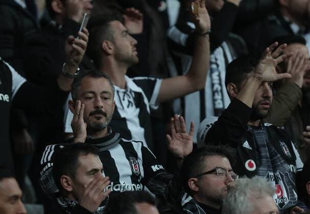 Fußball, CL, Besiktas Istanbul Fans protestieren in Gebärdensprache gegen Rassismus Benfica s supporters during a UEFA Champions League, group B soccer match, between Besiktas and Benfica at Vodafone Arena in Istanbul, 23rd of November, 2016. (  Copyright: TolgaxAdanalix-xDepoxPhotos 15565969