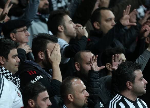 Fußball, CL, Besiktas Istanbul Fans protestieren in Gebärdensprache gegen Rassismus Benfica s supporters during a UEFA Champions League, group B soccer match, between Besiktas and Benfica at Vodafone Arena in Istanbul, 23rd of November, 2016. (  Copyright: TolgaxAdanalix-xDepoxPhotos 15565970