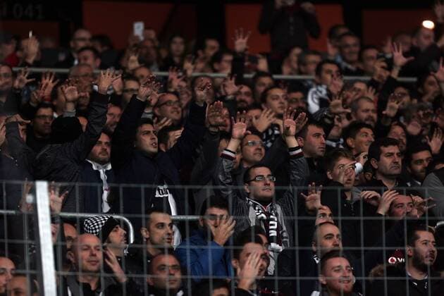Fußball, CL, Besiktas Istanbul Fans protestieren in Gebärdensprache gegen Rassismus Benfica s supporters during a UEFA Champions League, group B soccer match, between Besiktas and Benfica at Vodafone Arena in Istanbul, 23rd of November, 2016. (  Copyright: TolgaxAdanalix-xDepoxPhotos 15565971