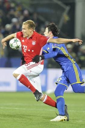 ROSTOV-ON-DON, RUSSIA - NOVEMBER 23, 2016: FC Bayern Munich s Holger Badstuber (L) and FC Rostov s Sardar Azmoun struggle for the ball in their 2016 17 UEFA Champions League Group D Round 5 football match at the Olimp-2 Stadium. Valery Matytsin TASS  TS0389C0